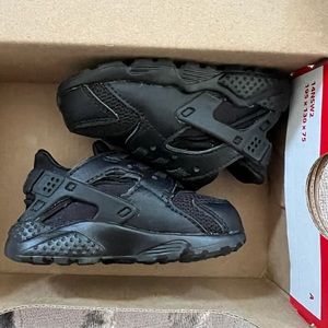 New black Nike huarache run sneakers 4C
